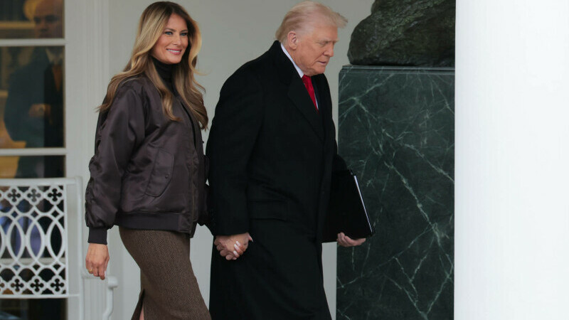 Melania Trump, apariție remarcabilă la brațul lui Donald Trump