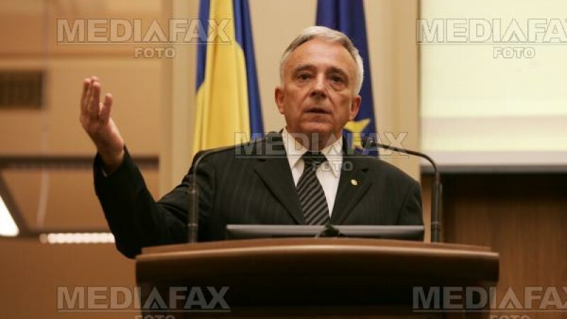 Isarescu da asigurari Parlamentului: criza economica nu va afecta Romania
