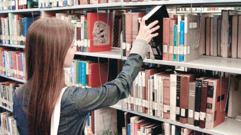 Oar Agent concept O pensionara a returnat bibliotecii o carte imprumutata acum 70 de ani -  Stirileprotv.ro