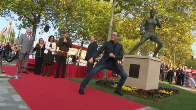 Van Damme statuie