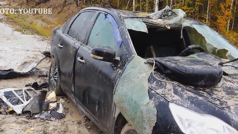 masina distrusa de urs in Siberia
