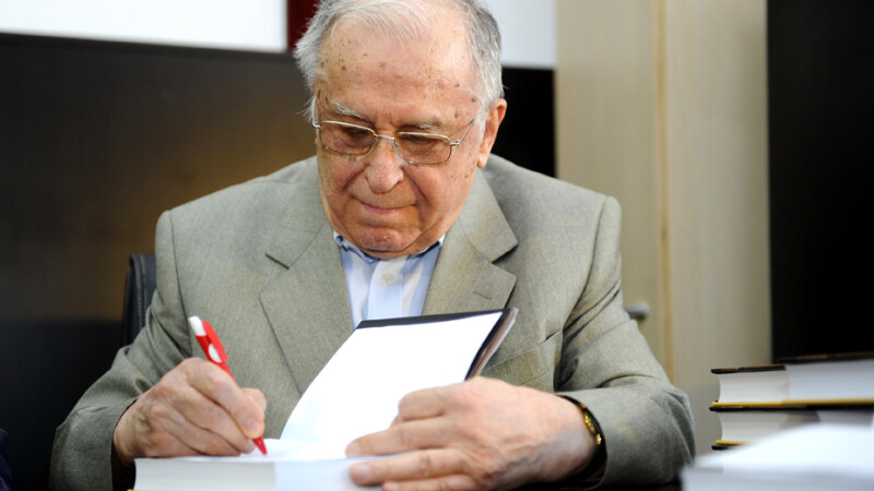 Ion Iliescu dand un autograf la lansarea volumului sau de amintiri