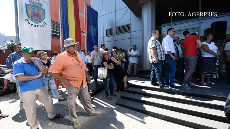 Functionarii Primariei municipiului Bucuresti au intrat in greva generala, in semn de protest fata de nivelul scazut al salariilor.