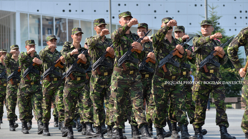 Militari participa la ceremonia acordarii Drapelului de Lupta catre Batalionul 116 Sprijin logistic “Iancu Jianu” din municipiul Craiova si sarbatoririi a 55 de ani de la infiintarea unitatii, luni 1 august 2016, la Craiova