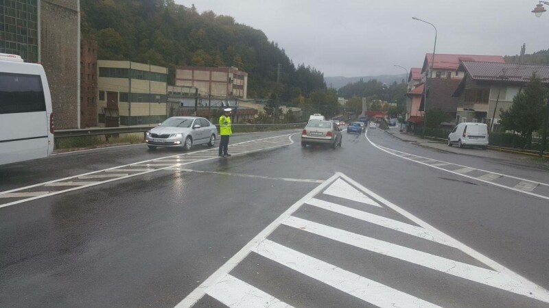 politist dirijand traficul in Sinaia