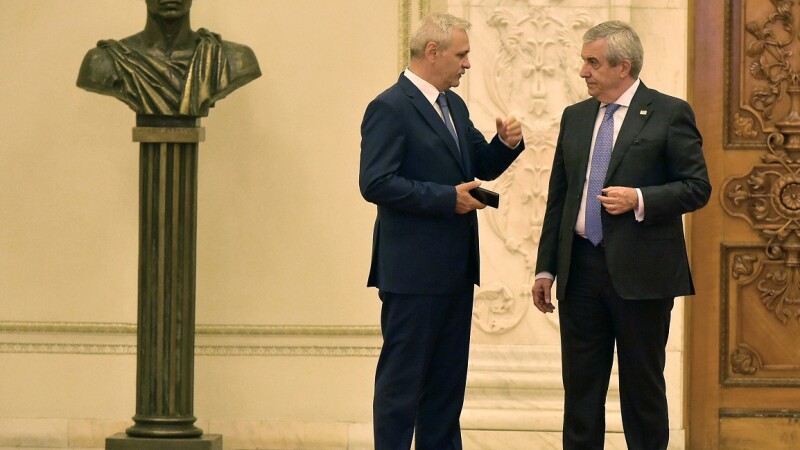 Liviu Dragnea (stg.), presedintele Camerei Deputatilor, si Calin Popescu-Tariceanu (ctr.), presedintele Senatului, discuta pe holurile Parlamentului