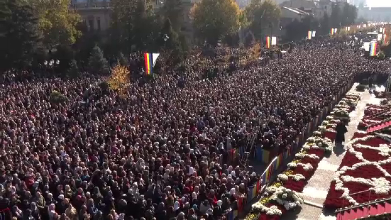 Mii de persoane au așteptat și 12 ore la rând pentru a se închina la Sf. Parascheva