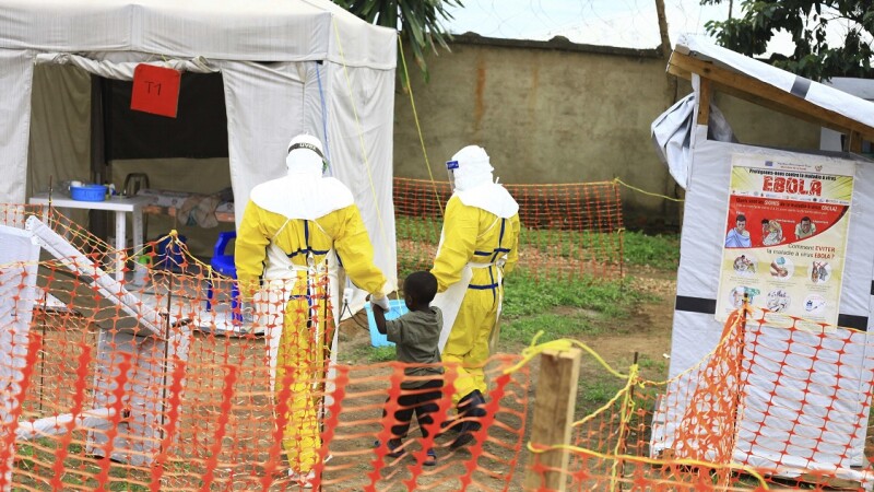 copil suferind de Ebola