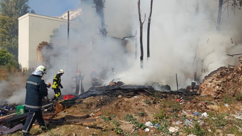 Incendiu în apropiere de Piața Constituției. S-a intervenit cu 3 autospeciale
