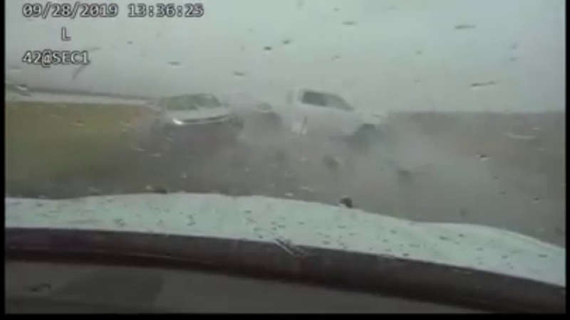 Momentul în care un șofer pierde controlul și intră în mașina poliției. Accidentul a fist filmat