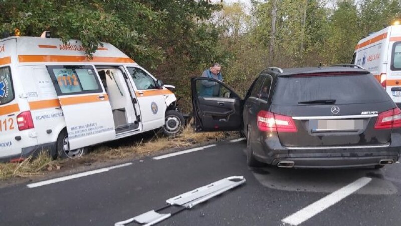 Ambulanţă cu doi pacienţi, izbită de un autoturism