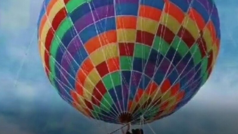 Sfârșit tragic pentru o mamă și fiul ei după ce s-au urcat într-un balon cu aer cald