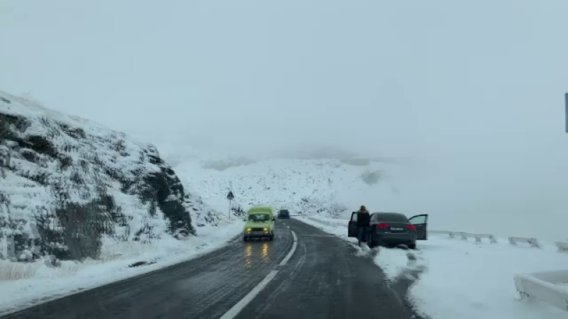 Șoferi și turiști surprinși de zăpadă la munte: ”Nu ai cauciucuri de iarnă, te caută popa în curte!”