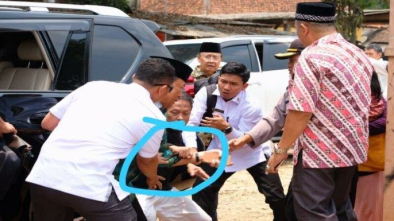 Ministrul securităţii din Indonezia a fost grav rănit joi, în timp ce vizita un oraş din insula Java.