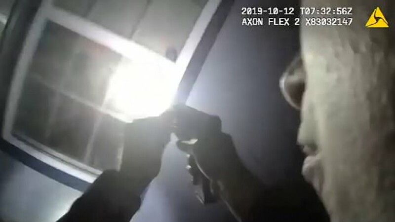 Momentul în care o femeie e împușcată mortal de poliție în dormitorul ei