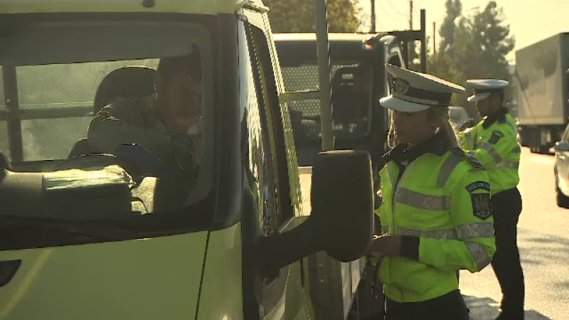 Polițiștii au dat în doar 2 zile mii de amenzi pentru cei care au folosit telefonul la volan