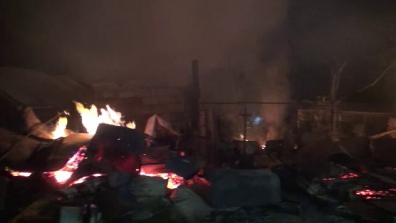 Un incendiu puternic a distrus 4 case din Bacău. Focul, întreținut de lemnele pentru iarnă