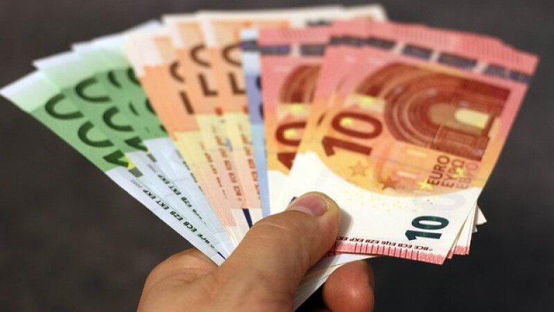 Bani, euro, salarii