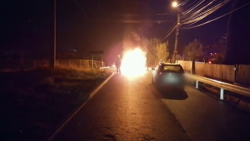 Mașini în flăcări după ce o tânără de 18 ani a lovit autospeciala poliției. Au fost 5 victime: ”E nenorocire ce e aici!”