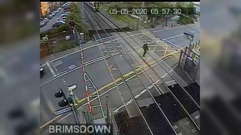 VIDEO. Momentul în care un bărbat e pe cale să fie călcat de tren. Ce s-a întâmplat apoi