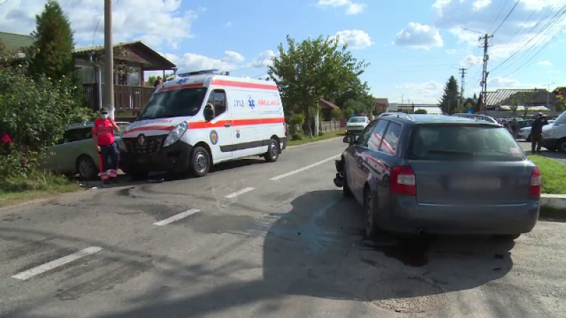 Accident între o ambulanță și două mașini, în Dâmbovița. Șoferii au variante diferite ale incidentului