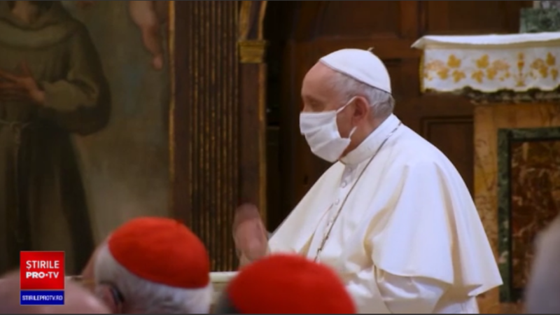 Papa Francisc a purtat pentru prima dată mască la o slujbă. Motivul pentru care și-a scos-o la un moment dat