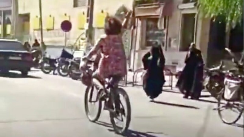 fata bicicletă iran hijab