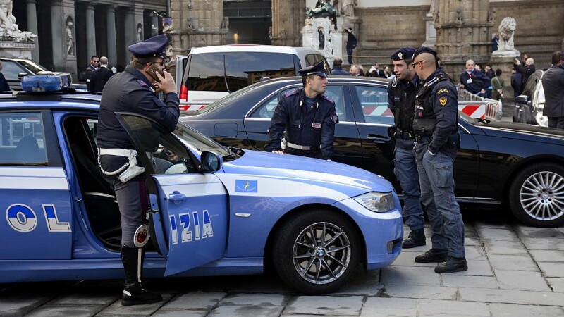 Româncă din Italia, arestată după ce și-a șantajat amantul. Câți bani a scos de la el ca să nu-l pârască soției