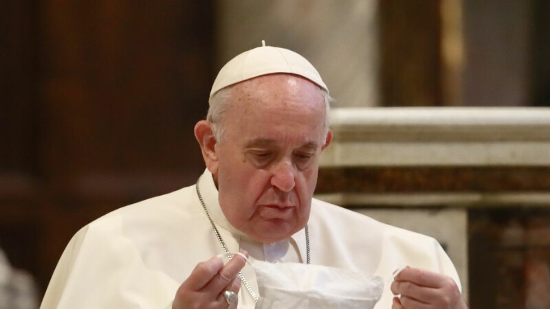 Papa Francisc spune despre Covid-19 că este o ”doamnă care ne face mult rău”. Cum poate fi convins să poarte mască