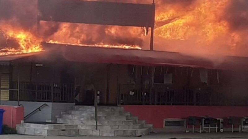 Incendiu devastator în județul Arad. Un restaurant a ars precum o torță