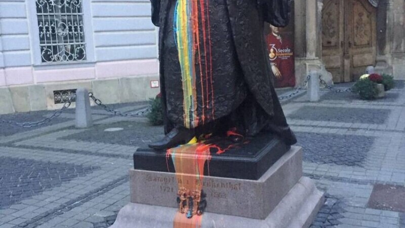 Statuia lui Brukenthal din centrul Sibiului, vandalizată în culorile tricolorului. Autorul a fost filmat