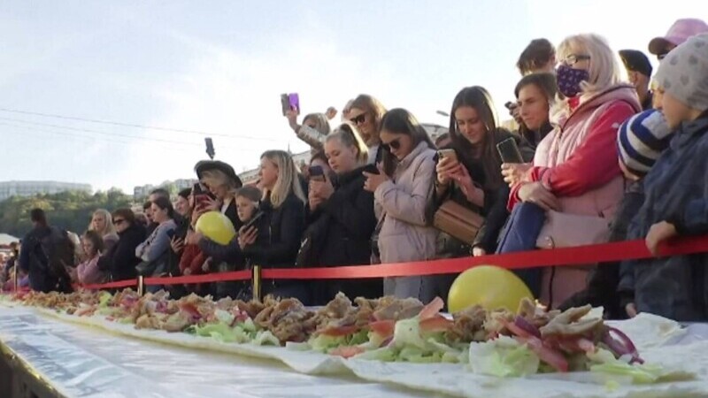 Ucrainenii au intrat în Cartea Recordurilor. 120 de bucătari au pregătit cea mai mare shaorma din lume