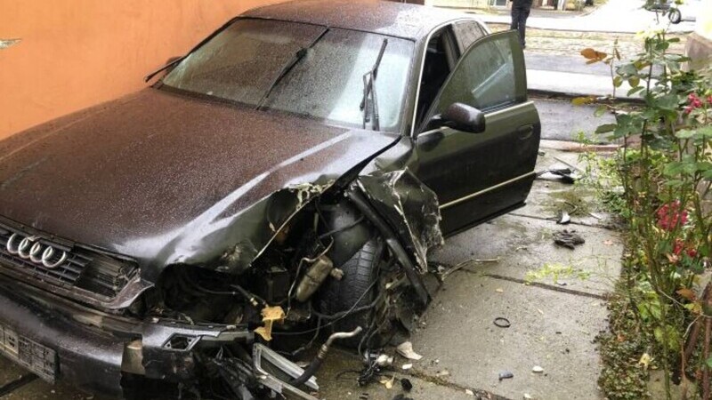 Accident bizar în Arad: o familie s-a trezit cu o mașină distrusă în curte. Șoferul a plecat cu plăcuțele de înmatriculare
