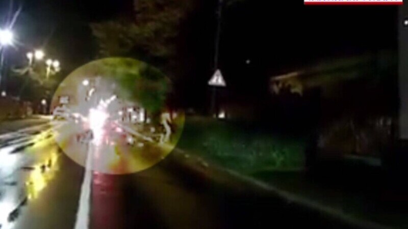 Scandal pe o stradă din Timișoara, un individ a aruncat cu tomberoane în mașini