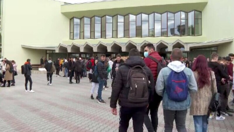 Școlile rămân deschise, dă asigurări Sorin Cîmpeanu. Între timp, universitățile primesc la cursuri numai elevi vaccinați