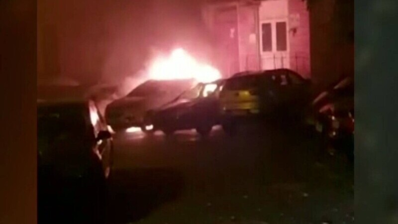 Mașinile dintr-o parcare au ars, în Galați. Proprietarii nu au putut să iasă din bloc pentru că s-a topit ușa