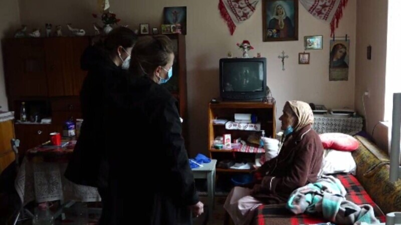Bătrâni îngrijiți de o asociație din Baia Mare. Le duc alimente și medicamente și le fac curățenie în case