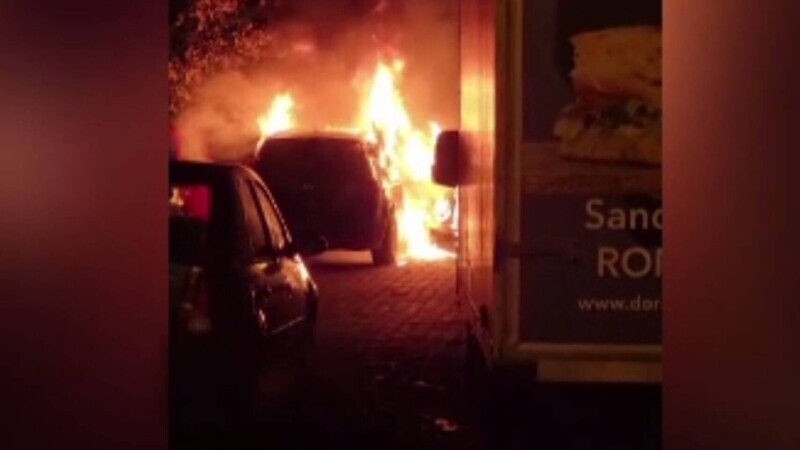 O mașină a ars precum o torță într-o parcare din Oradea. Focul ar fi fost pus intenționat