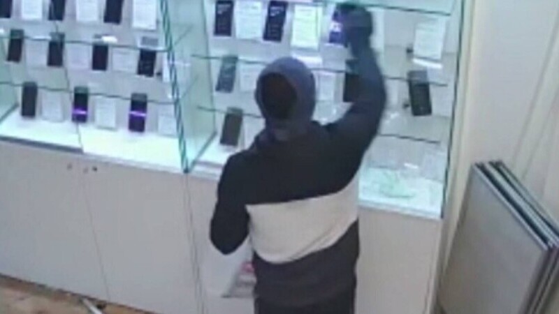 Un hoț din Satu Mare, care a jefuit un magazin de telefoane mobile, a fost prins la mai bine de un an de la comiterea faptei