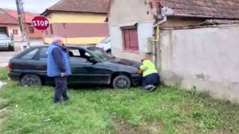 O șoferiță fără permis a fost la un pas să provoace o explozie, în Caransebeș. S-a oprit într-o țeavă de gaze