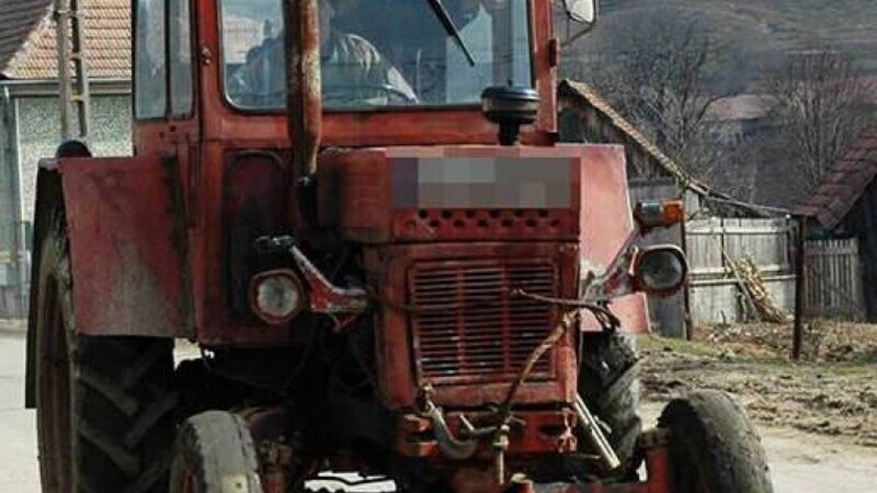 Un bărbat din Neamț a murit după ce a încercat să oprească un tractor care o luase la vale