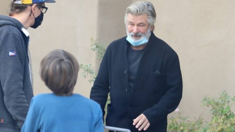 Alec Baldwin s-a întâlnit cu soțul și cu fiul Halynei Hutchins. Imagini copleșitoare surprinse în Santa Fe