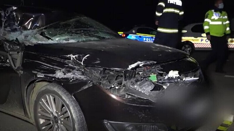 Accident rutier în județul Argeș. Doi îndrăgostiți au ajuns la spital, după ce mașina în care se aflau a lovit un camion