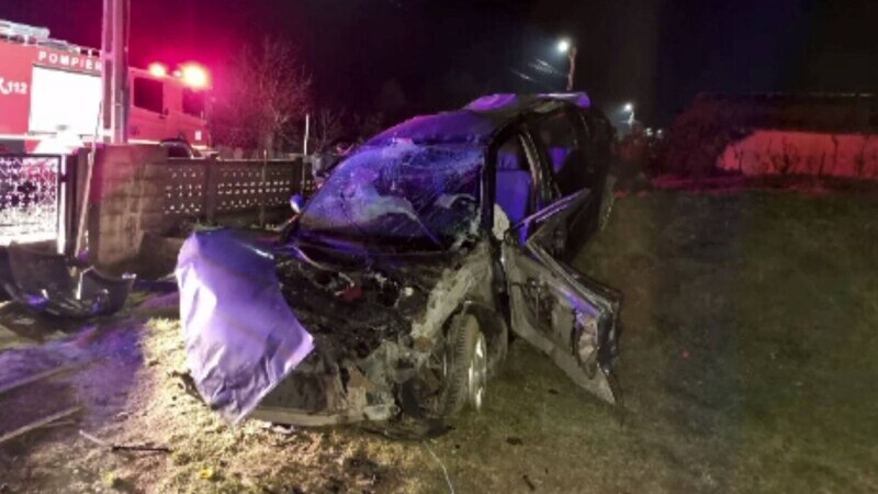 Un tânăr șofer a intrat cu mașina într-o curte și s-a oprit într-o movilă de pământ, în Argeș