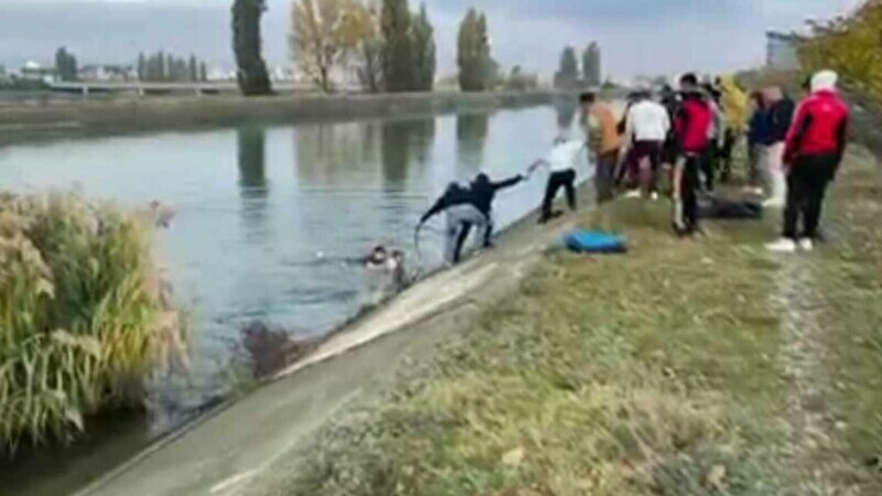 Copil din Bacău salvat de la înec de un tânăr. Copilul a fugit imediat după ce a fost scos din apă