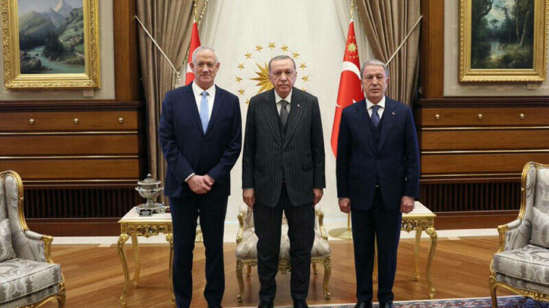 Președintele turc Recep Tayyip Erdogan se întâlnește cu ministrul israelian al apărării, Benny Gantz, la Ankara, pe 27 octombrie 2022.