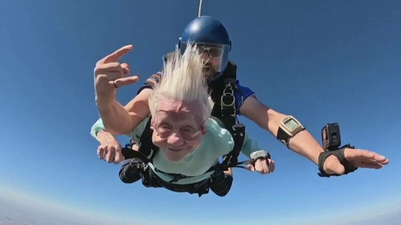 O femeie din SUA a sărit cu parașuta la 104 ani ca să intre în Cartea Recordurilor