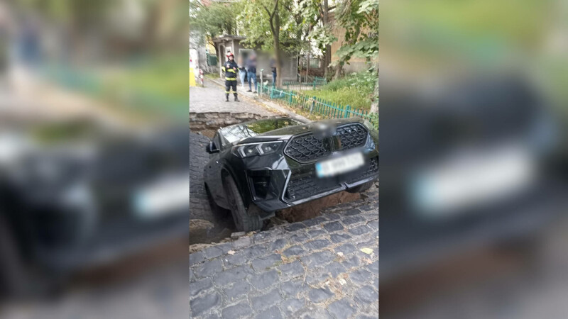 O stradă din București s-a surpat brusc. Un bolid a ajuns în groapă