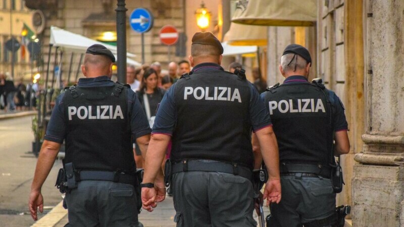 Un român din Italia, arestat de poliție după ce a aruncat o comoară la gunoi. Polițiștii au recuperat 123.000 de euro