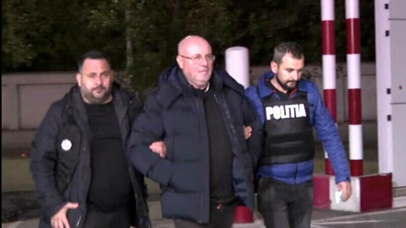 Reacția lui Adrian Marțian când a fost băgat încătușat în mașina Poliției. A transmis un mesaj tuturor părinților